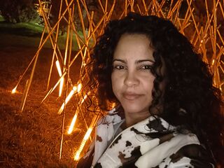 naked camgirl masturbating with vibrator ElaMerisan