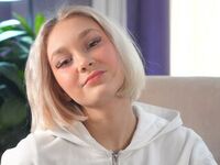 masturbating webcamgirl ElaynePestone