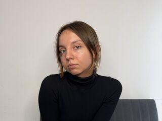girl showing tits EleonoraSzabo