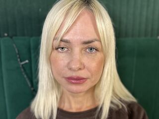 cam girl playing with vibrator EvaRomer