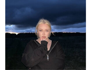 camgirl fingering shaved pussy LitaBloom