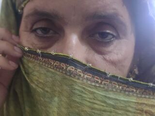 masturbating webcamgirl MahiKimi