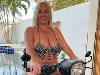 naked camgirl masturbating with dildo TrishLabone